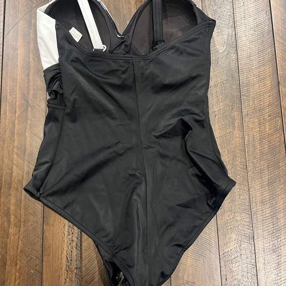 LEONISA One Piece Swimsuit with Slimming Compression - Picture 4 of 11